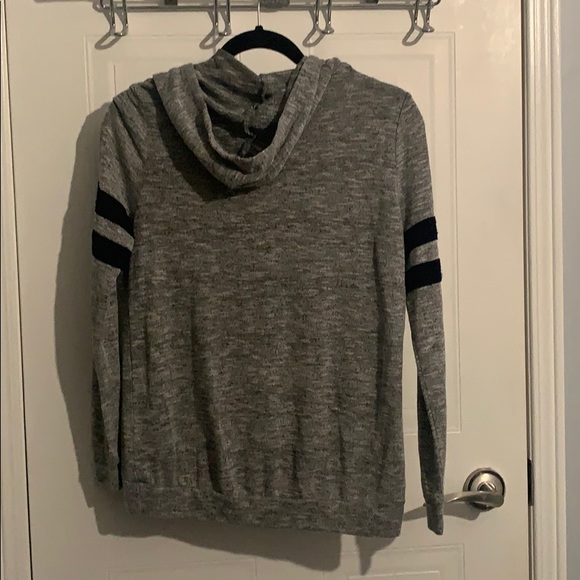 **like NEW** Comfy long sleeve with hood - Picture 2 of 3